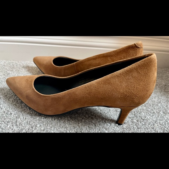 *NEW* Le Chateau Leather Pumps - Picture 2 of 3